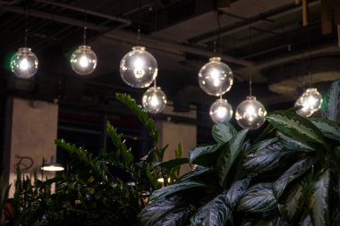 Akşam ışığında rahat bir kafenin içi..             