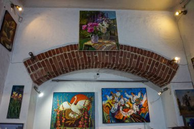 Lviv 'deki galerilerden birinde resimler var..