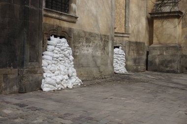 Kum torbalarıyla bodrum pencerelerinin bombalanmasından korunması
