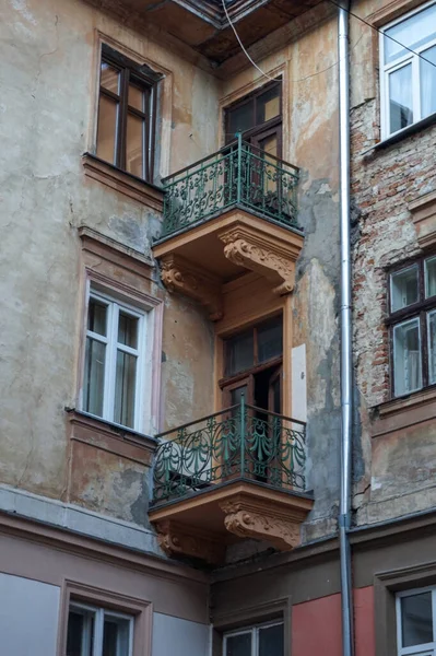 Het Oude Balkon Van Het Gebouw Aan Lviv Straat — Stockfoto