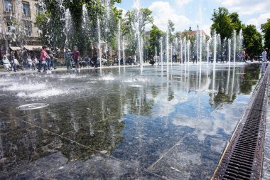 Lviv 'in merkezindeki meydanda çeşme.