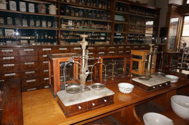 Lviv 'in eczane-müzesinde ilaç üretimi için kullanılan antika ekipmanlar..