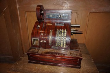 Lviv 'in eczane müzesindeki klasik baskı makinesi..  