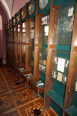 Eczane-Lviv Müzesi 'ndeki eczacılık tarihiyle ilgili posterlerle dolu raflar..