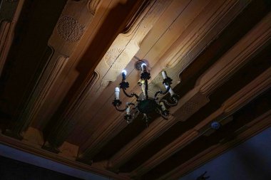 Tavanda antik bir avize..