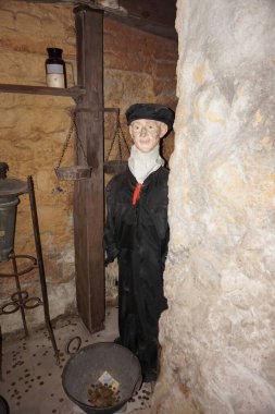 Lviv 'deki eczane müzesindeki antik eczacıların alçı figürleri.