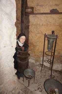 Lviv 'deki eczane müzesindeki antik eczacıların alçı figürleri.