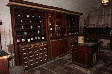 Lviv 'in eczane-müzesinde ilaç üretimi için kullanılan antika ekipmanlar..