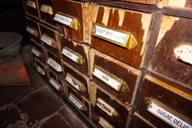 Lviv 'in eczane müzesinde eski isimlerle dolu kavanozlar dolusu ilaç..