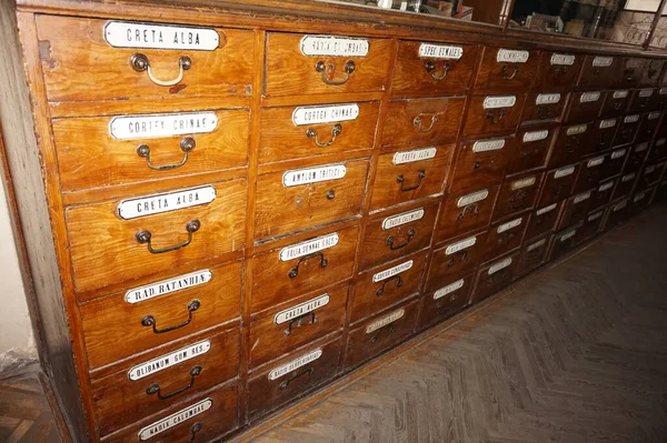 Lviv 'in eczane müzesinde eski isimlerle dolu kavanozlar dolusu ilaç..