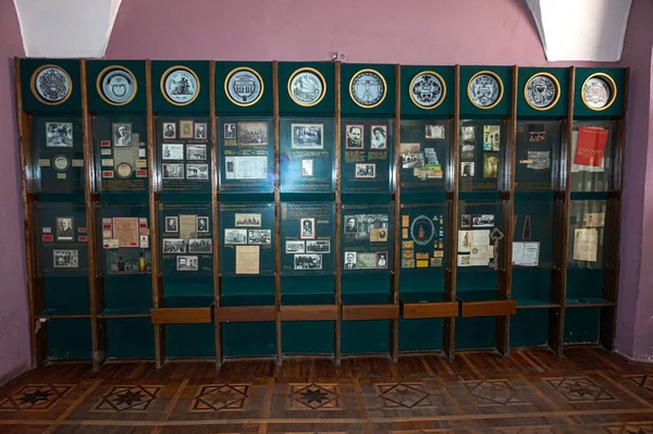 Eczane-Lviv Müzesi 'ndeki eczacılık tarihiyle ilgili posterlerle dolu raflar..