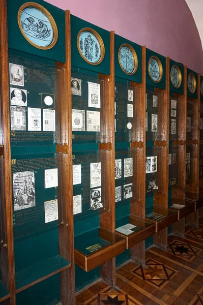 Estantes Con Carteles Sobre Historia Los Productos Farmacéuticos Farmacia Museo —  Fotos de Stock