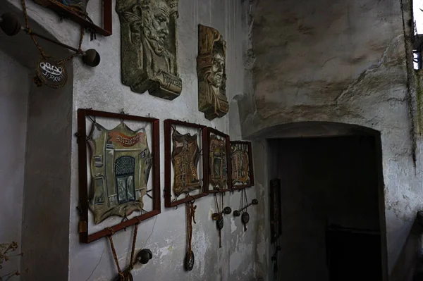 Lviv 'in eczane müzesinin duvarına eski oymalar kazınmış..