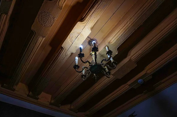 Tavanda antik bir avize..