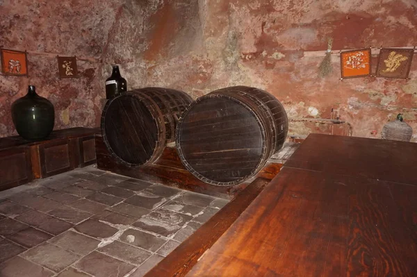 Zindandaki banklar ve fıçılar