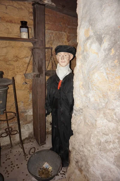 Lviv 'deki eczane müzesindeki antik eczacıların alçı figürleri.