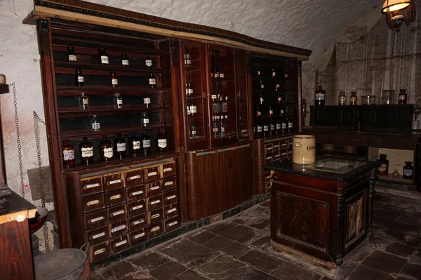 Lviv 'in eczane-müzesinde ilaç üretimi için kullanılan antika ekipmanlar..