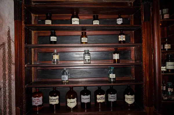 Szekrények Gyógyszeres Üvegekkel Régi Nevekkel Lviv Gyógyszertár Múzeumában — Stock Fotó