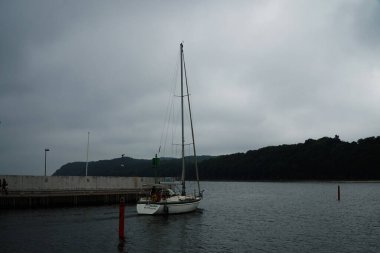 Baltık Körfezi 'nde yelken açan gemiler. Gdynia şehrinin kıyısında.   