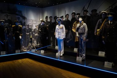 Gdynia 'daki Donanma Müzesi' nde çeşitli tipte donanma subayları var. Polonya