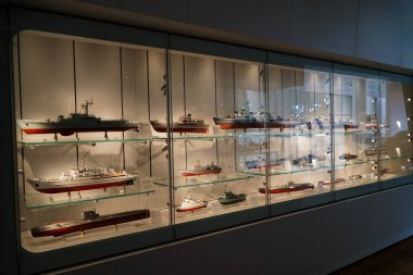 Gdynia 'daki Donanma Müzesi' ndeki çeşitli gemi modelleri. Polonya.