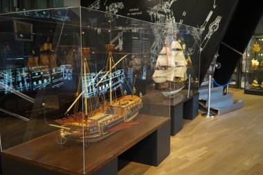 Gdynia 'daki Donanma Müzesi' ndeki gemi sergilerinin klasik modelleri. Polonya.