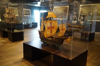 Gdynia 'daki Donanma Müzesi' ndeki çeşitli gemi modelleri. Polonya.