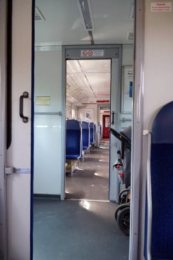 Polonya 'da elektrikli tren koltukları olan bir vagon..