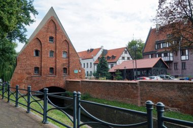 Eski bir değirmen ve yanında da Gdansk 'ın ortasında damlayan. Polonya.   