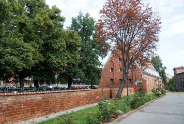 Eski bir değirmen ve yanında da Gdansk 'ın ortasında damlayan. Polonya.  