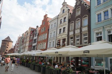 Gdansk 'taki kanallar boyunca eski antika evler. Polonya