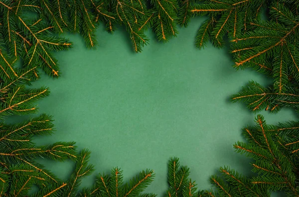 常绿冷杉枝条的圣诞背景是绿色背景上的框架 圣诞卡假期时间 文字的位置 — 图库照片