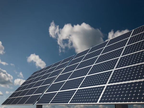 arka planda bulutlar güneş paneli