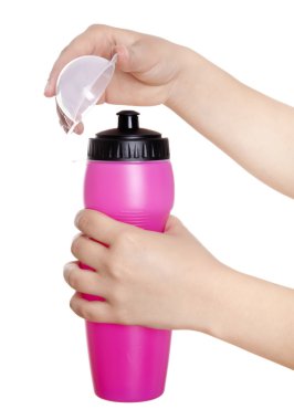 elini tutan bir su şişesi