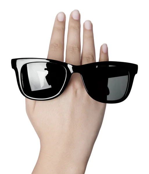 Mujer mano sosteniendo gafas de sol —  Fotos de Stock
