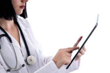 Beyaz önlüklü, elinde tabletle steteskoplu kadın doktor. Tıbbi bilgileri beyaz arka planda izole edilmiş.