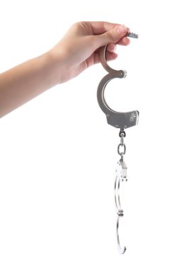 Beyaz izole arka planda elleri kelepçeli kadın elleri.