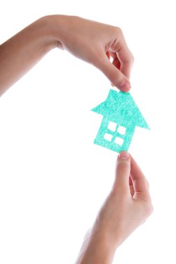 Eldeki ev, beyaz üzerinde izole edilmiş.