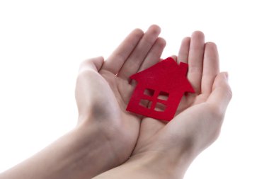 Eldeki ev, beyaz üzerinde izole edilmiş.