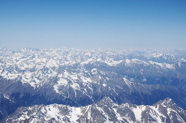 Vue sur les montagnes du Caucase depuis le sommet ouest d'Elbe — Photo