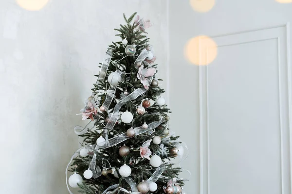 Árbol de Navidad con bolas y luces rosas y plateadas. Decoración de Navidad —  Fotos de Stock