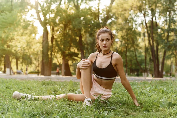 Portret van een meisje dat rust na een training in de buitenlucht. Neem een pauze na yoga of stretching — Stockfoto