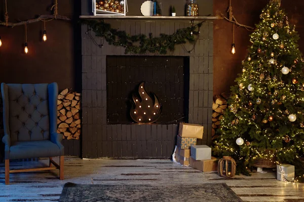 Tmavý moderní interiér s vánočním stromečkem a umělým krbem — Stock fotografie