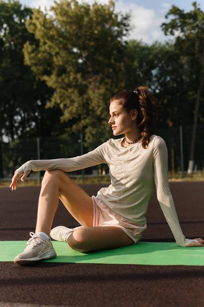 Portré egy lányról, aki szabadtéri edzés után pihen. Tarts szünetet jóga vagy nyújtás után. — Stock Fotó