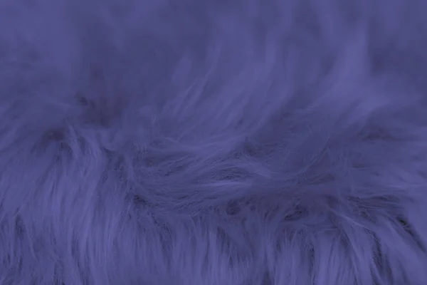 Lila puha szőrme háttér vagy textúra. Bolyhos kék szőrtakaró. A színe 2022 nagyon peri. Lapos fekvés, felülnézet, másolás — Stock Fotó