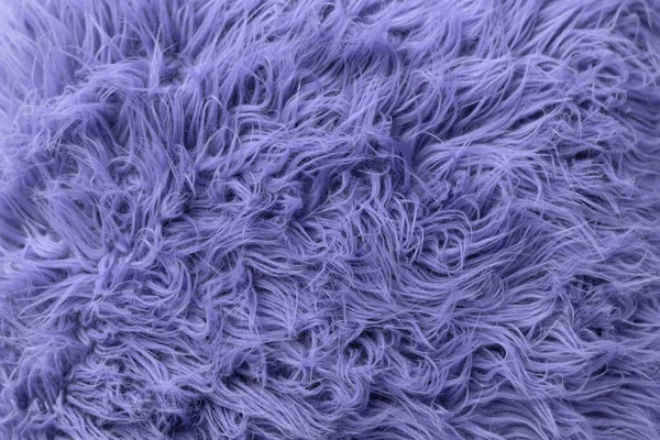 背景や質感のための紫色の柔らかい毛皮。ふわふわの青い毛皮の毛布。2022年の色は非常にperi 。フラットレイアウト、トップビュー、コピースペース — ストック写真