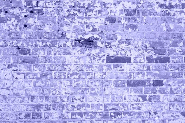 Pęknięta i teksturowana fioletowa ściana, ceglane tło ściany. Kolor koncepcji 2022 roku. Zamknij drzwi. Modne bardzo peri kolor sezonu — Zdjęcie stockowe