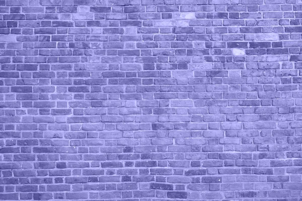 Pared púrpura agrietada y texturizada, fondo de pared de ladrillo. El color del concepto 2022. De cerca. El color a la moda muy peri de la temporada — Foto de Stock
