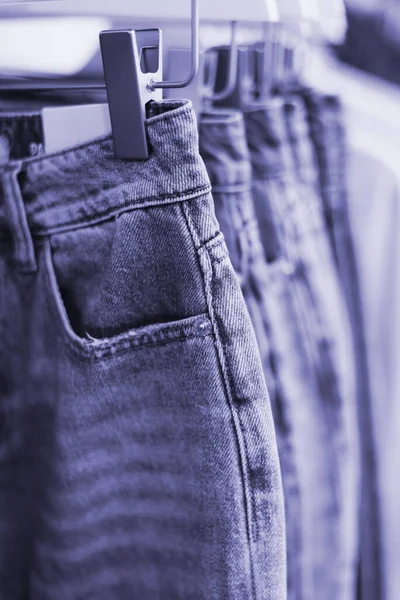 Vaqueros en morado en tienda en un color 2022 muy elegante. Color del año 2022 Muy Peri. —  Fotos de Stock