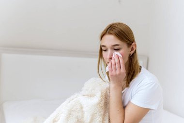 Mutsuz, bunalımlı, ağlayan, gözyaşlarını kağıt peçeteyle silen, ailedeki kederden muzdarip beyaz kadın. Kadın evinde, yatağında ağlıyor.